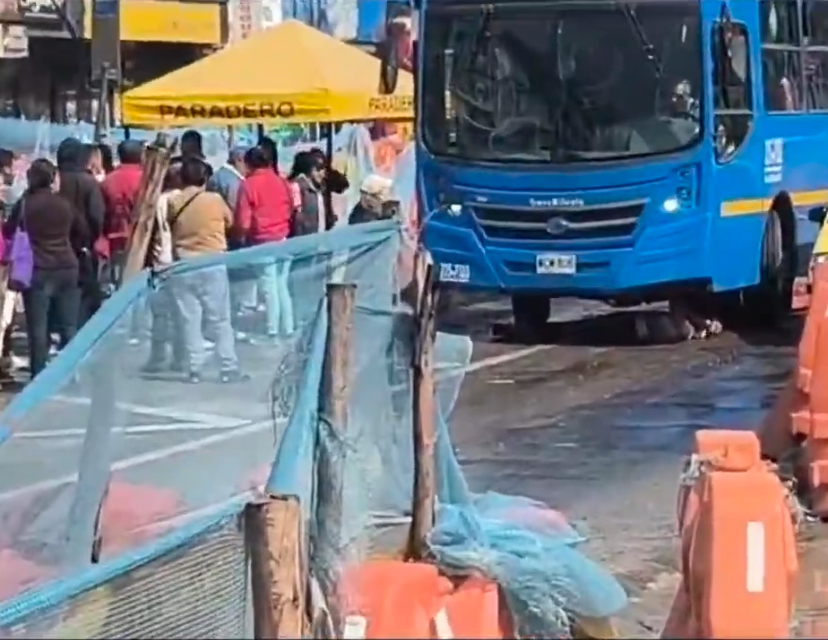 🚨 #Bogotá | INSÓLITO: HOMBRE SE METE DEBAJO DE UN SITP PARA BLOQUEARLO 😱🚍