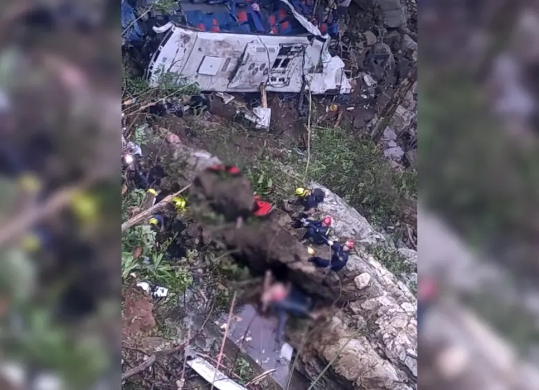 Tragedia en Antioquia enluta al país: confirman 12 muertos y 20 heridos tras accidente de bus con jóvenes egresados