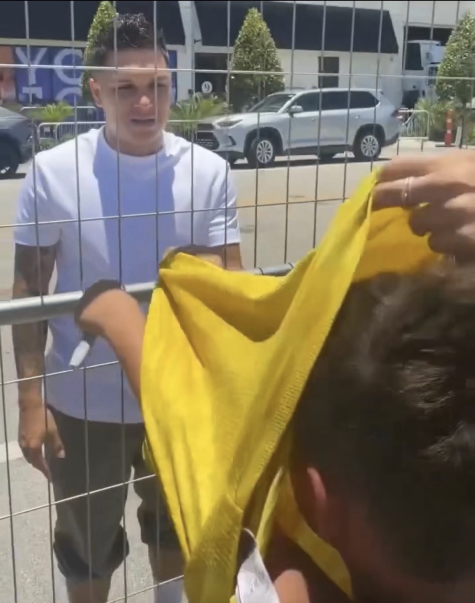 ¡Un gesto que conquistó corazones! JuanFer Quintero regaló un recuerdo inolvidable a un pequeño hincha de la Tricolor