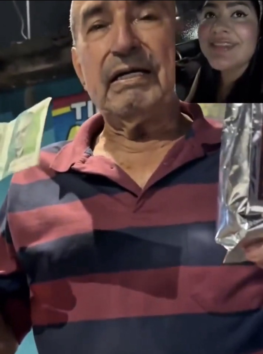 Ola de solidaridad con vendedor informal: no le compraron por votar por Abelardo De La Espriella