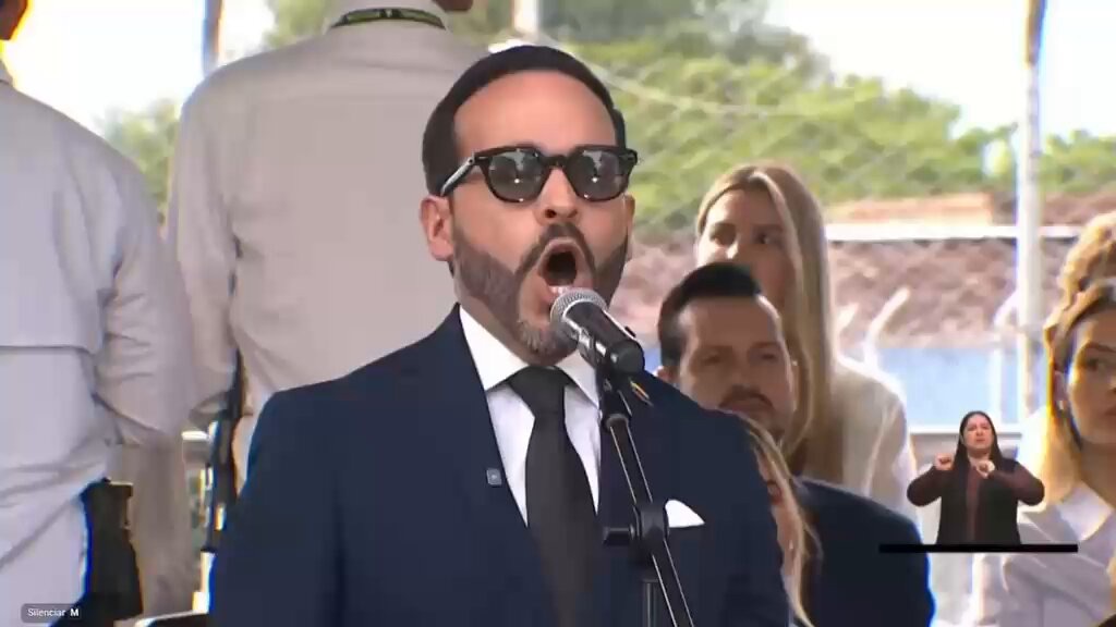 Abelardo de la Espriella participó en el desfile del 20 de Julio en Medellín y reiteró su respaldo a la Fuerza Pública
