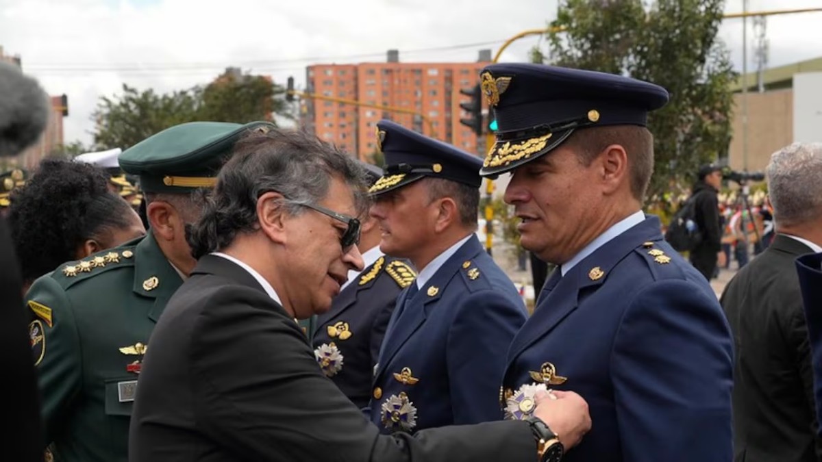 Petro explicó la salida de la cúpula militar antes de su discurso del 20 de julio y reiteró denuncias sobre las elecciones