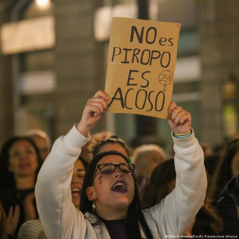 Más de la mitad de las mujeres encuestadas en Bogotá aseguró haber vivido acoso sexual callejero. Las calles y el transporte público aparecen entre los principales escenarios.