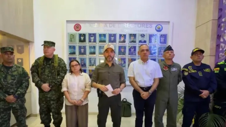 “Está enfrentando a los criminales”: MinInterior defiende a De La Espriella por aparecer armado en Santa Marta
