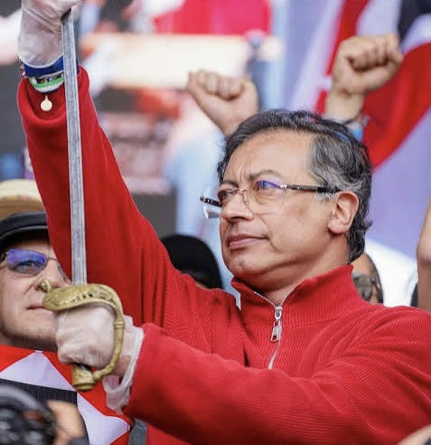“De nuevo saque la espada”: Petro arremete contra decreto sobre protesta social